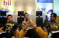 Presiden Direktur BII Finance Alexander (tengah) memberikan penjelasan soal penerbitan Obligasi Berkelanjutan Tahap I 2015 di Jakarta, Kamis (8/10).