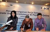 (Kiri ke kanan) Direktur Niaga PT Garuda Indonesia (Persero) Handayani, Direktur PT Bank Central Asia Tbk (BCA) Suwignyo Budiman, dan Direktur BCA Henry Koenaifi menandatangani perjanjian kerjasama. Ist/BCA.