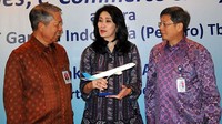Direktur BCA Suwignyo Budiman berbincang dengan Direktur Niaga Garuda Indonesia Handayani dan Direktur BCA Henry Koenaifi. Ist/BCA.