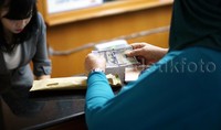Warga menukarkan dolar di Money Changer di kawasan kwitang, Jakarta, Kamis (8/10/2015). Alfathir Yulianda/detikFoto.