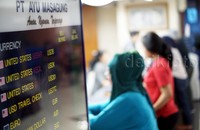 Dolar AS pagi tadi dibuka menguat di posisi Rp 13.800, dibandingkan posisi pada perdagangan kemarin di Rp 13.754. Alfathir Yulianda/detikFoto.