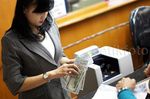 Dolar Lengser dari Rp 14.000, Warga Tukarkan Dolar