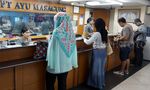 Dolar Lengser dari Rp 14.000, Warga Tukarkan Dolar