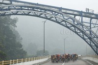 Kabut asap menyelimuti rute yang dilalui pebalap.