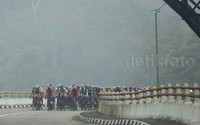 Para pebalap terus memacu sepedanya meski asap menyelimuti rute yang dilalui.