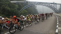 Iring-iringan pebalap Etape 6 menuju garis finis di Istano Basa Pagaruyung, Tanah Datar. Di Etape ini para pebalap menempuh jarah sejauh 116 km.
