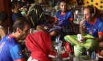 Ketika Pebalap Tour de Singkarak Berkain Sarung dan Makan Bajamba