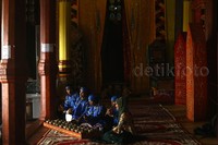Alunan musik tradisional menghibur para pebalap Tour de Singkarak.