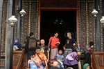 Ketika Pebalap Tour de Singkarak Berkain Sarung dan Makan Bajamba