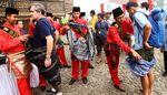 Ketika Pebalap Tour de Singkarak Berkain Sarung dan Makan Bajamba