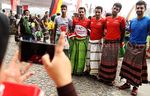 Ketika Pebalap Tour de Singkarak Berkain Sarung dan Makan Bajamba