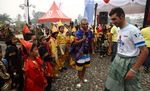 Ketika Pebalap Tour de Singkarak Berkain Sarung dan Makan Bajamba