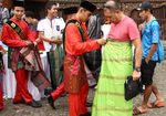 Ketika Pebalap Tour de Singkarak Berkain Sarung dan Makan Bajamba