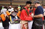 Ketika Pebalap Tour de Singkarak Berkain Sarung dan Makan Bajamba