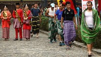 Uni dan Uda Duta Wisata Tanah Datar menyambut kedatangan pebalap.