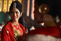Uni Duta Wisata Tanah Datar menyambut kedatangan pebalap.