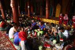 Ketika Pebalap Tour de Singkarak Berkain Sarung dan Makan Bajamba