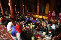 Para pebalap menyantap makanan khas Tanah Datar, bajamba.