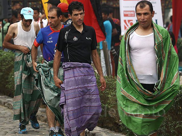 Ketika Pebalap Tour de Singkarak Berkain Sarung dan Makan Bajamba