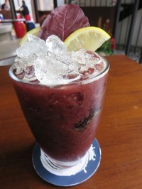 Minuman ini sangat cocok diminum untuk hilangkan dahaga. Warna ungunya berasal dari campuran anggur dan bayam merah. Saat diseruput, tidak ada rasa langu karena ditambahkan dengan jus lemon, palm sugar dan cranberry. Segar dan dingin!