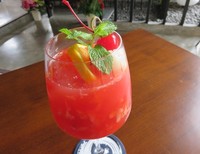 Minuman ini memiliki rasa yang segar dengan paduan leci, jeruk dan strawberry. Sangat cocok disantap dengan sajian yang manis ataupun gurih.