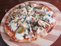 Pizza yang satu ini disajikan dengan tortila yang tipis. Toppingnya ada potongan daging cincang dengan campuran bumbu gochujang. Ditambah dengan potongan jamur dan keju mozarella yang lumer hangat.