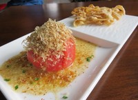 Buah tomat asal Jepang ini diberi isian cream cheese. Disiram dengan saus shoyu, mirin, cabai bubuk, yuzu dengan taburan daun wakegi. Rasanya asam dengan tekstur creamy dan juicy. Enak!