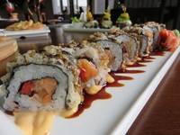 Sushi yang satu ini bernama Osakamaru Roll. Nasi Jepang yang pulen diisi dengan salmon segar dan ditambahkan potongan paprika merah dan dibalut dengan nori berlapis tepung garing. Jangan lupa cocok sushi dengan saus eel atau nitsume.