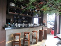 Suasana bar corner yang dapat Anda duduki sambil mencicip sake yang nikmat. Ada sekitar 20 jenis sake seperti Dukumitsuya Kazeyo, Masuda Tiger hingga Kyohime Takumi Junmaiginjo.
