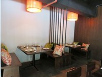 Berbeda dengan lantai 1, di lantai 2 tempatnya lebih besar dengan interior yang hampir semuanya terbuat dari kayu.