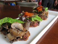 Menu ini bernama Aioli Beef Mushroom. Daging sapi yang dipanggang dengan beberapa rempah sipadukan dengan jamur champignon dan saus aioli.