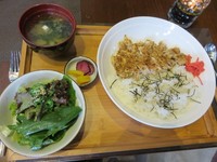 Jika Anda sedang lapar, satu set menu ini bisa jadi pilihan. Potongan daging ayam panggang disajikan dengan salad, pickles dan miso soup yang hangat.