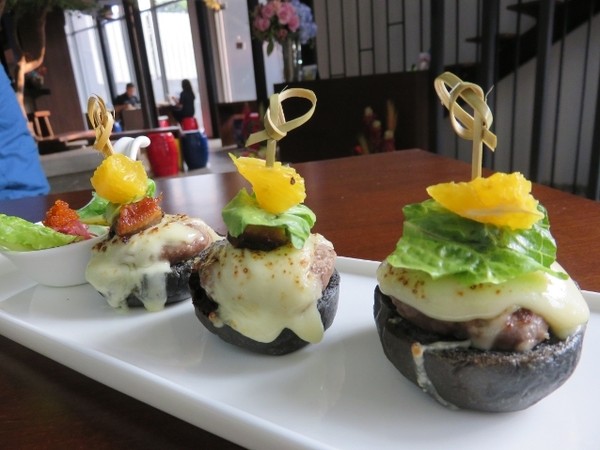Oishi! Nikmatnya Kuro Unagi Burger dan Lava Cake a la Osakamaru
