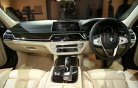 Kendaraan terbaru ini juga menghadirkan suasana interior yang disempurnakan, penekanan lebih pada kenyamanan serta beragam inovasi tercanggih. Seri 7 merupakan kendaraan paling mewah dan merupakan kebanggaan BMW, hadir dengan serangkaian inovasi yang tidak dimiliki oleh para pesaingnya.