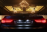 BMW Seri 7 hadir dengan mesin bensin in-line enam-silinder generasi terbaru dan transmisi Steptronic delapan-percepatan. Berkapasitas 3,0-liter, BMW 740i menghasilkan output sebesar 326 hp dengan konsumsi bahan bakar 15,2 km per liter dan emisi CO2 154 gram per kilometer.