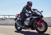 Sebelumnya, pada April tahun lalu, Yamaha di AS juga telah mematenkan nama YZF-R1S. Kini, kehadiran motor itu direalisasikan. Pool/dok. Yamaha.