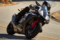 Motor ini memiliki spesifikasi yang lebih rendah dibandingkan dengan R1 atau R1M. Maklum, Yamaha menjadikannya sebagai keluarga R1 yang lebih murah. Pool/dok. Yamaha.