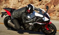 Motor ini menggunakan setang piston dan exhaust header baja, bukan titanium. Selain itu, R1S menggunakan pelek, engine cover dan sump aluminium, bukan magnesium. Alhasil, bobot motor ini lebih berat 4 kg dari pada R1. Pool/dok. Yamaha.