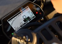 R1S juga tidak memiliki quick-shifter. Namun, Yamaha tetap mempertahankan sistem kontrol traksi spesifikasi tinggi dengan unit pengukuran inersia (inertial measurement unit/IMU). Pool/dok. Yamaha.