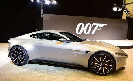 Aston Martin Tunggangan James Bond Tampil di London