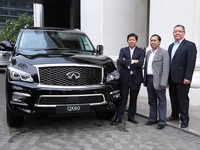 President Director NMI Steve Ardianto, didampingi Ida Bagus Darmayana: Deputy Director marketing & Sales NMI serta Surjo Widjojo, Branch Manager Infiniti Pondok Indah berpose di samping SUV Infiniti. (istimewa-Infiniti).