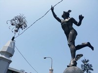 Patung Dewa Hermes dapat dijumpai di Jembatan Harmoni, Jakarta. Warnanya hitam dan menggambarkan Dewa Hermes berdiri dengan satu kaki dengan satu kakinya lagi dilipat ke belakang (Kurnia/detikTravel)