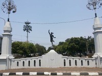 Patung terletak di bagian tengah salah satu sisi jembatan. Bagian depannya menghadap ke jalan raya, sedangkan di belakangnya adalah sungai (Kurnia/detikTravel)