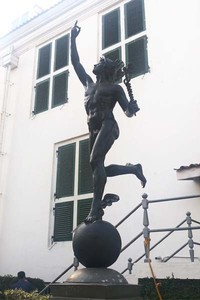 Awalnya patung Hermes yang asli diletakkan di Jembatan Harmoni. Namun agar lebih terawat dan masyarakat bisa tahu lebih banyak mengenai patung Hermes, dipindahkanlah patung asli itu ke Museum Fatahillah (Kurnia/detikTravel)