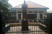 Museum yang diresmikan oleh mantan Presiden SBY pada 3 Desember 2008 ini dihiasi dengan patung besar Jenderal AH Nasution di bagian depan. Suasana di luar cukup sejuk, di bagian dalam banyak patung diorama (Wahyu/detikTravel)