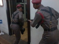 Traveler juga bisa menyaksikan diorama peristiwa malam G30S/PKI. Pasukan Cakrabirawa mengendap-ngendap hendak menculik Sang Jenderal pukul 04.00 WIB pagi, saat keluarga Pak Nasution sedang tertidur. (Wahyu/detikTravel)