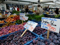 Deretan pedagang memenuhi Markt (Market Square), Kota Maastricht. Traveler bisa berburu sayur dan buah segar, juga keperluan lainnya seperti pakaian sampai furnitur. Tentunya dengan harga yang super miring (Sastri/detikTravel)