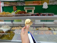 Jangan takut mencoba. Para pedagang di pasar kaget, termasuk Friday Market di Maastricht sangat ramah. Jika penasaran, mereka akan memberi Anda sampel untuk dicoba (Sastri/detikTravel)