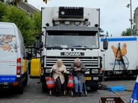 Dua warga lokal asyik menikmati makanan di Friday Market, Maastricht (Sastri/detikTravel)