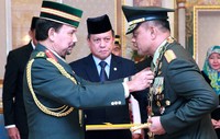 Jenderal Gatot menerima Bintang Kehormatan Darjah Paduka Keberanian Lalila Terbilang Yang Amat Gemilang (DPKT) dari Sultan Brunei Darussalam Hassanal Bolkiah, Kamis (8/10/2015). Ist/Puspen TNI.